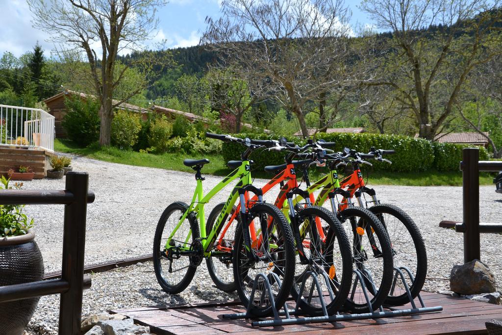 Hotel Camping La Mare Aux Fees Roquefeuil Exterior foto